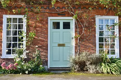 Natuurlijk tuinieren: maak een tegel- of geveltuin